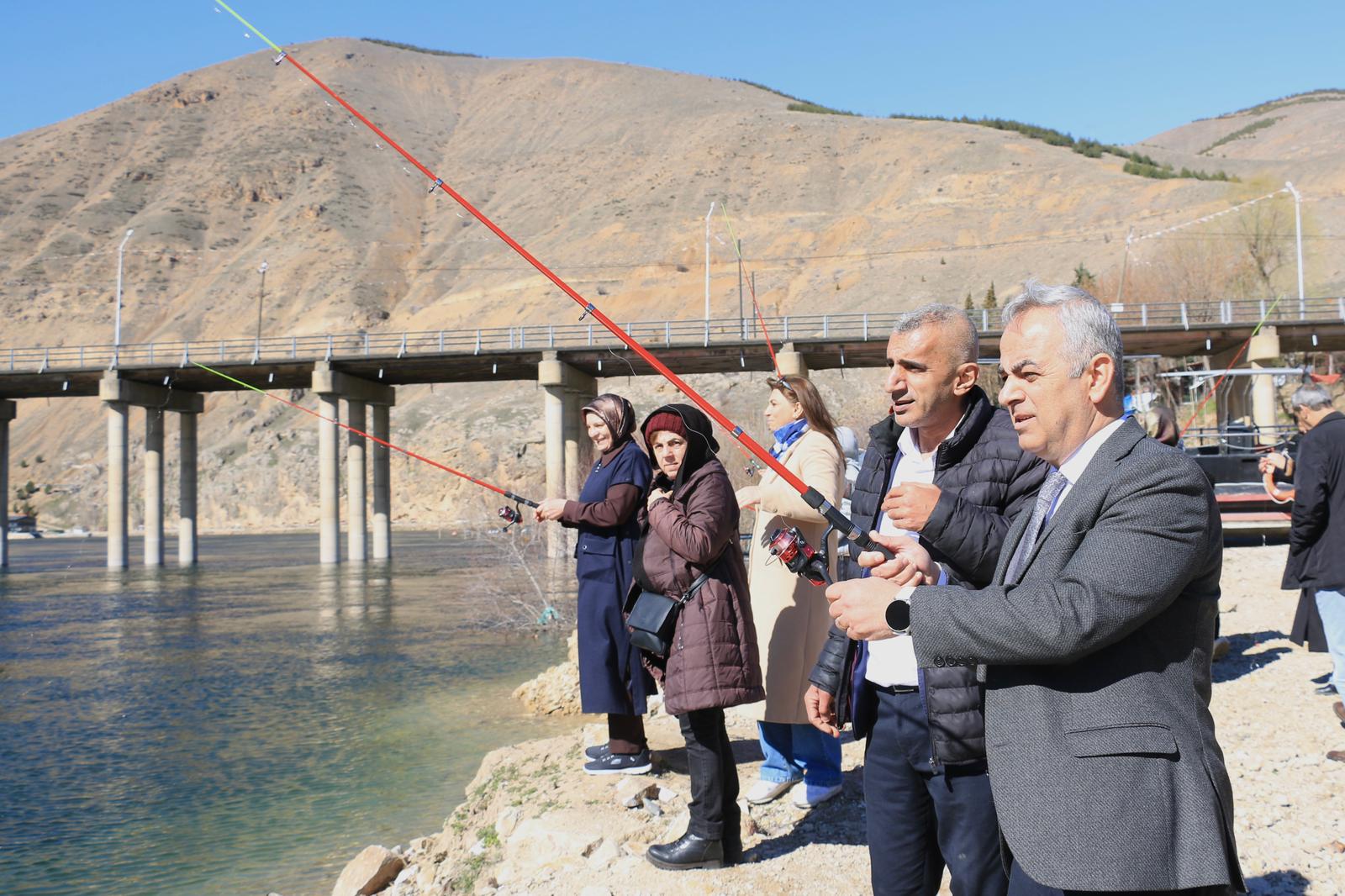 İL MÜDÜRÜMÜZ UMUT EVLERİMİZDEKİ ENGELLİ BİREYLERİMİZLE OLTA BALIKÇILIĞI ETKİNLİĞİNE KATILDI