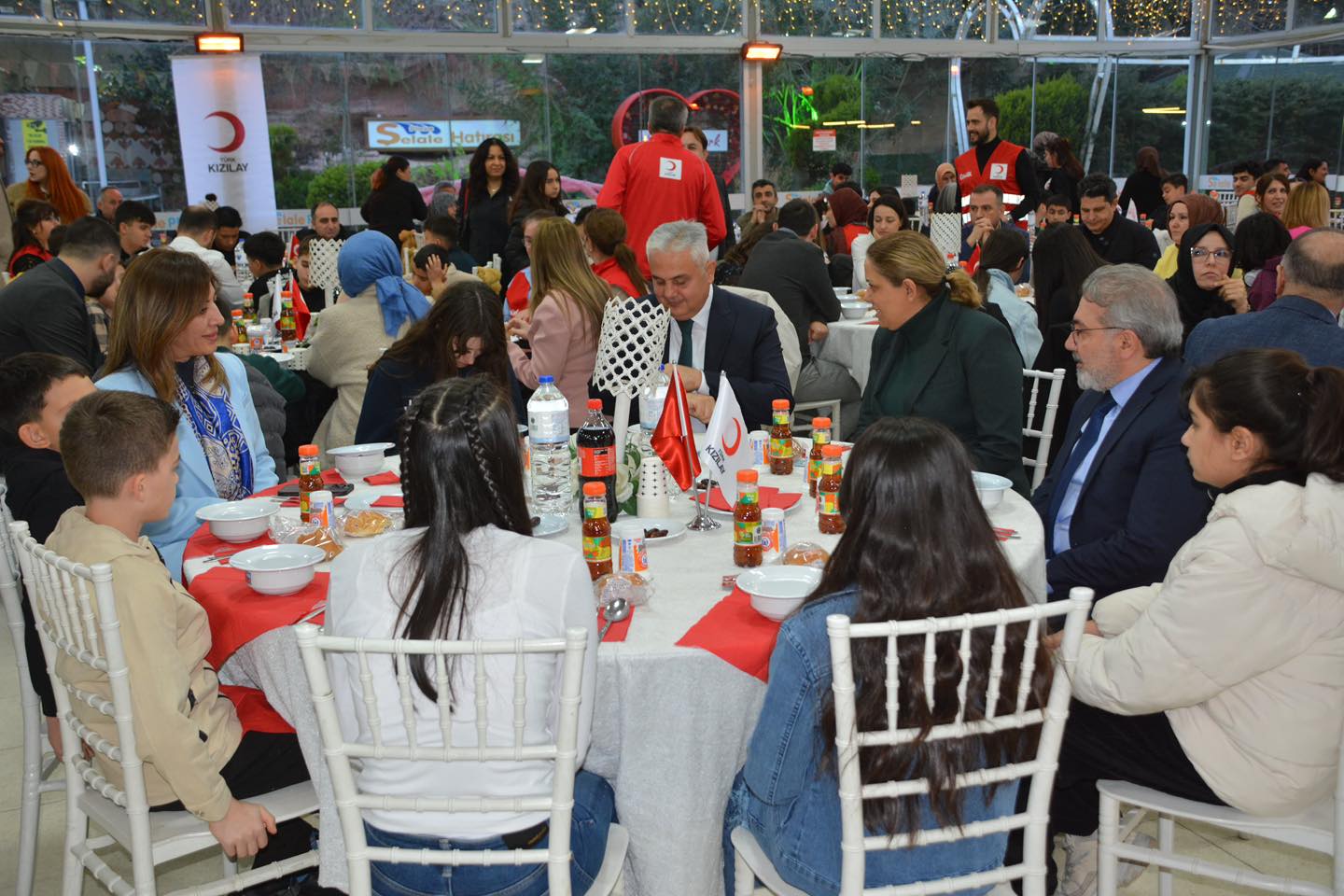 Dünya Yetimler Günü’nde Anlamlı İftar Programı Düzenlendi