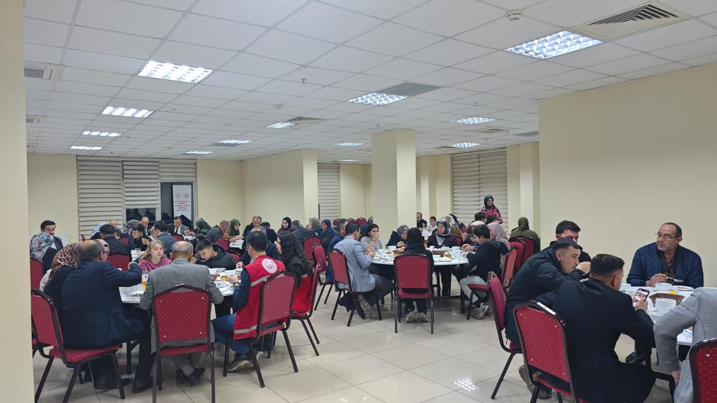 Dünya Yetimler Günü’nde Demirci’de Anlamlı İftar Programı