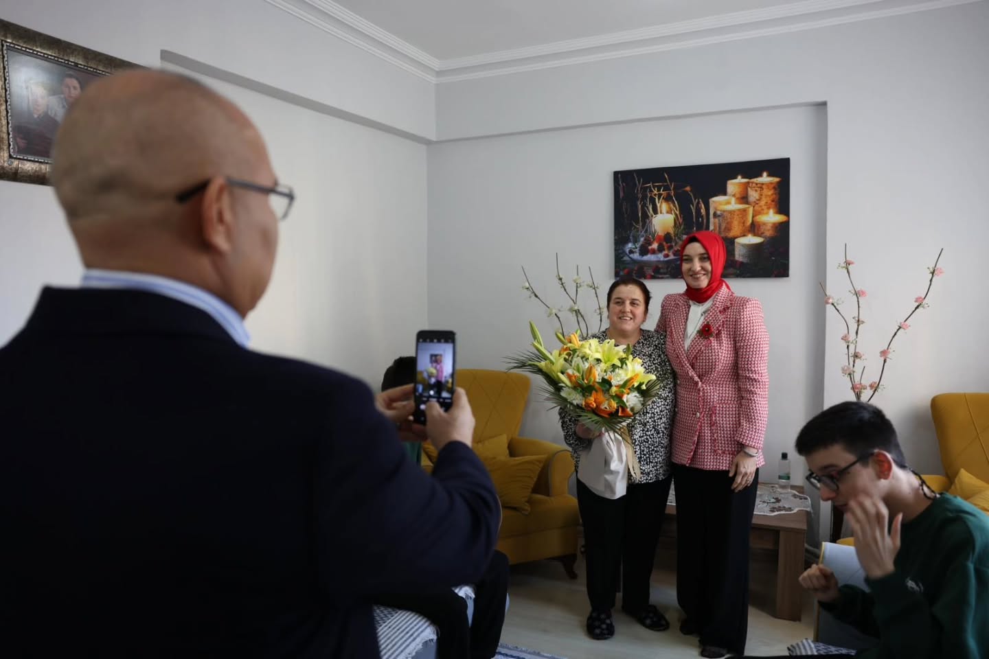 Valimiz  Sayın Mustafa KOÇ’tan 8 Mart Dünya Kadınlar Gününde AKÇAY Ailesine Ziyare