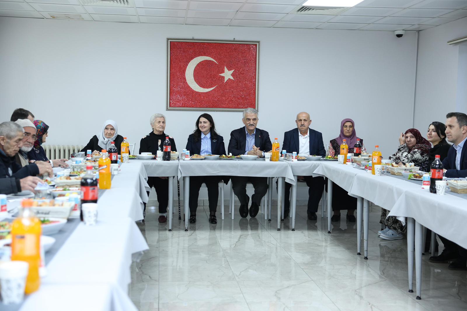 Valimiz Sayın Mehmet Makas Neriman Çilingir Huzurevi Sakinleriyle İftar Sofrasında Buluştu.
