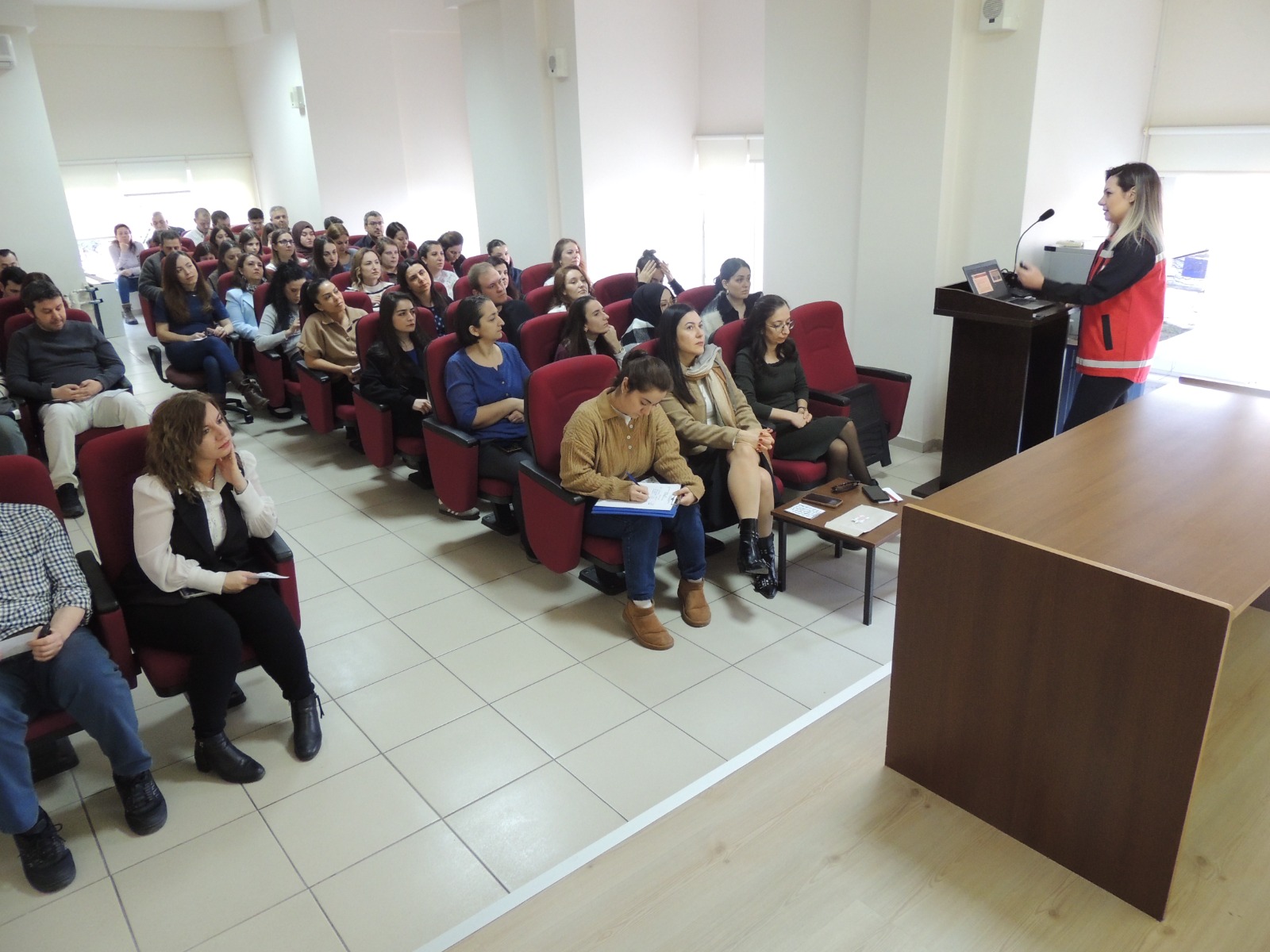 İşitme Engelli Vatandaşlar/Hizmet Alanlar ile İletişim Eğitimi Verildi.