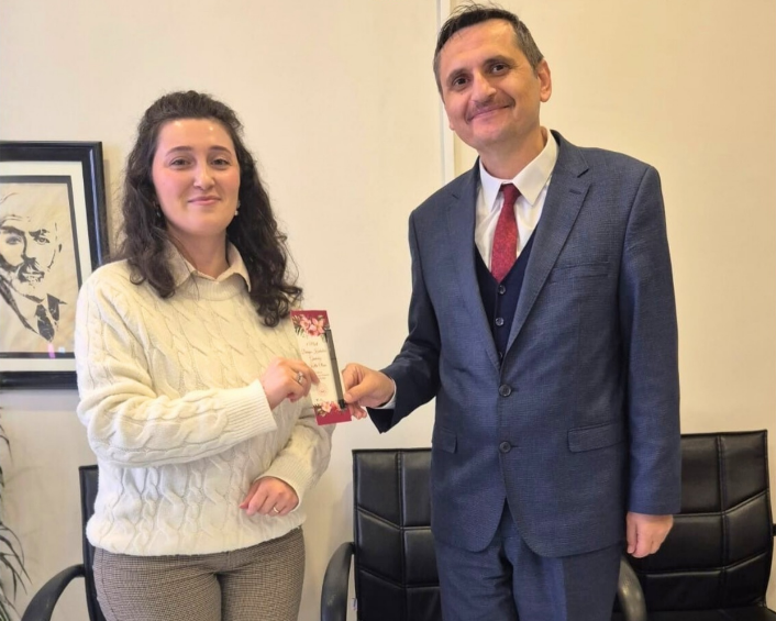 Dr. Hüseyin Mollaoğlu, 8 Mart Dünya Kadınlar Günü Kapsamında İl Müdürlüğümüzde Görev Yapan Kadın Personelimizin Gününü Kutlayarak Kendilerine Hediye Takdim Etti.