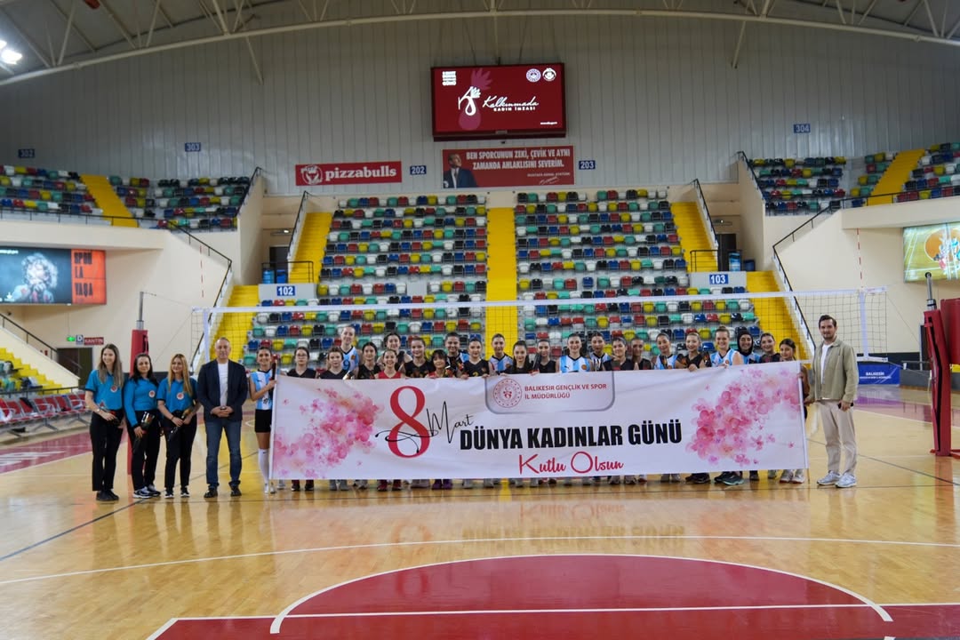8 Mart Dünya Kadınlar Günü Vesilesiyle Sahaya Çıkan Voleybol Takımlarımızdan Anlamlı Mesaj