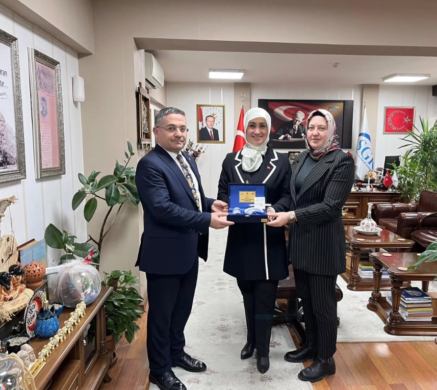 8 Mart Dünya Kadınlar Günü vesilesiyle Amasya Sosyal Güvenlik Kurumu İl Müdürümüz Nurcan YURT ŞENEL' i ziyarette bulunarak Kadınlar Günü’ nü kutladılar.