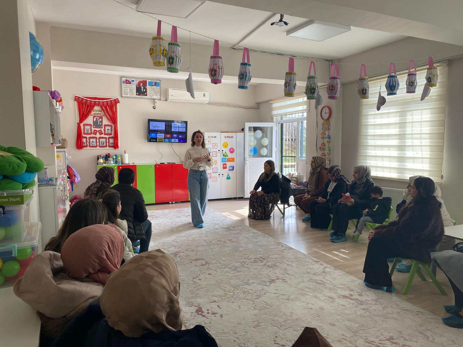  “Teknoloji Bağımlılığı” ve “Çocuklarda Mahremiyet Bilinci ve Aile Eğitim Programı” eğitimleri