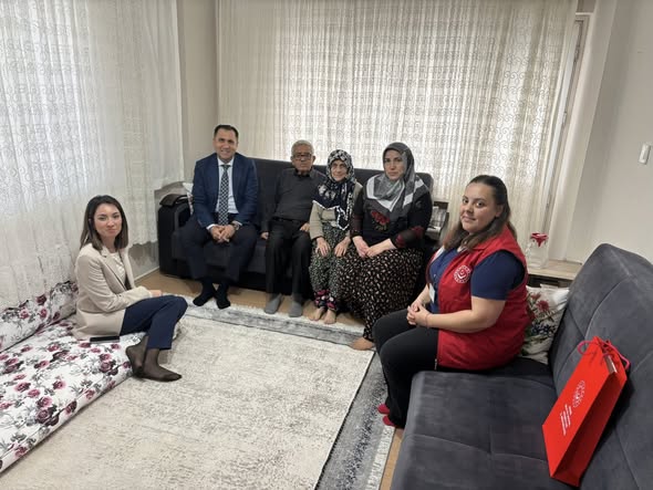 İl Müdürümüz İlkay Türkoğlu, 1966 yılında vatani görevini ifa ederken hain terör örgütü ile girdiği çatışma sonucu yaralanarak malul gazi olan Celil amcamızı, Köşk ilçesinde ikamet ettiği evinde ailesiyle birlikte ziyareti