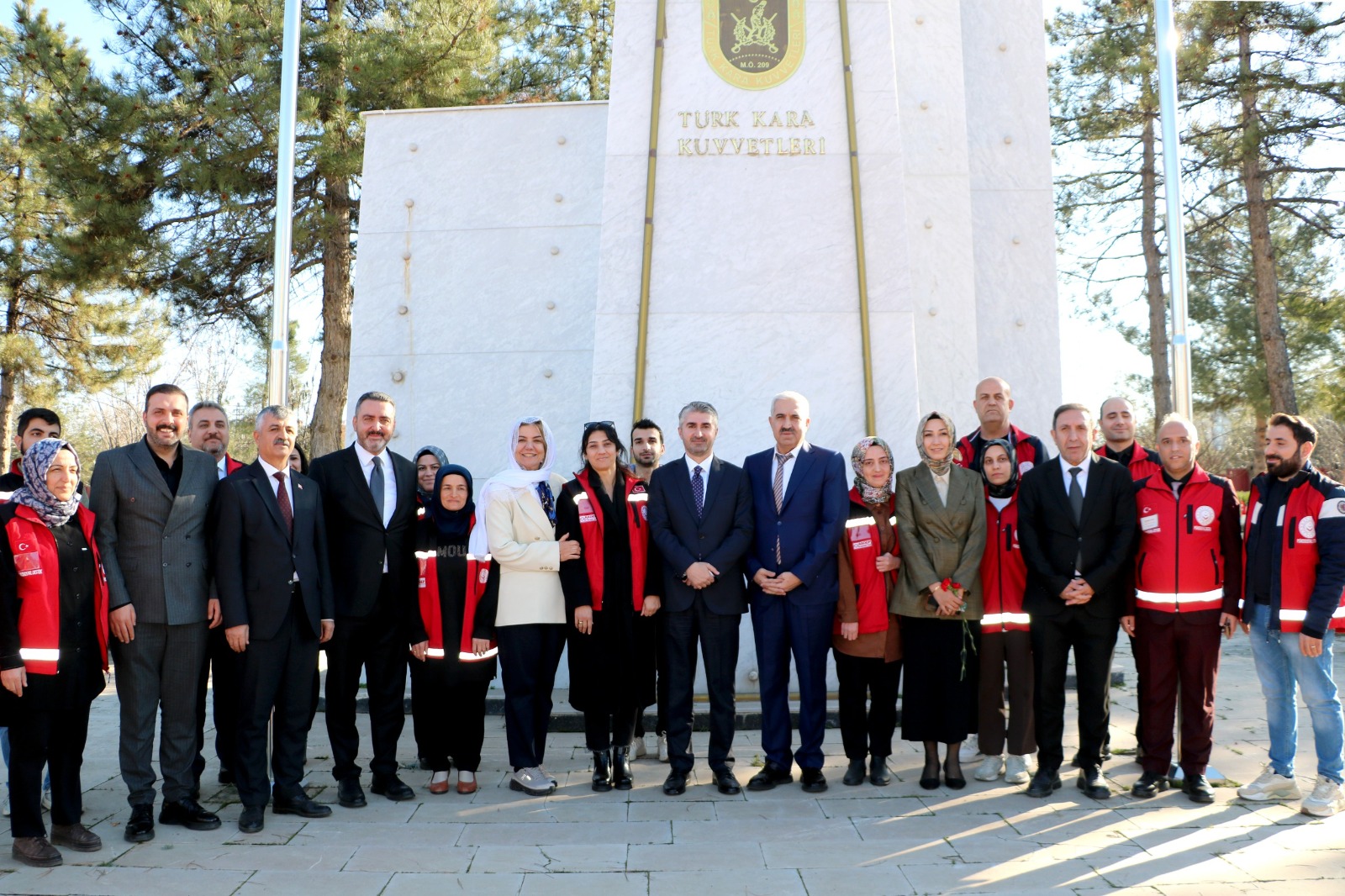 Diyarbakır Şehitliği Ziyaret Edildi, Şehit Yakınları ve Gazilerle Bir Araya Gelindi