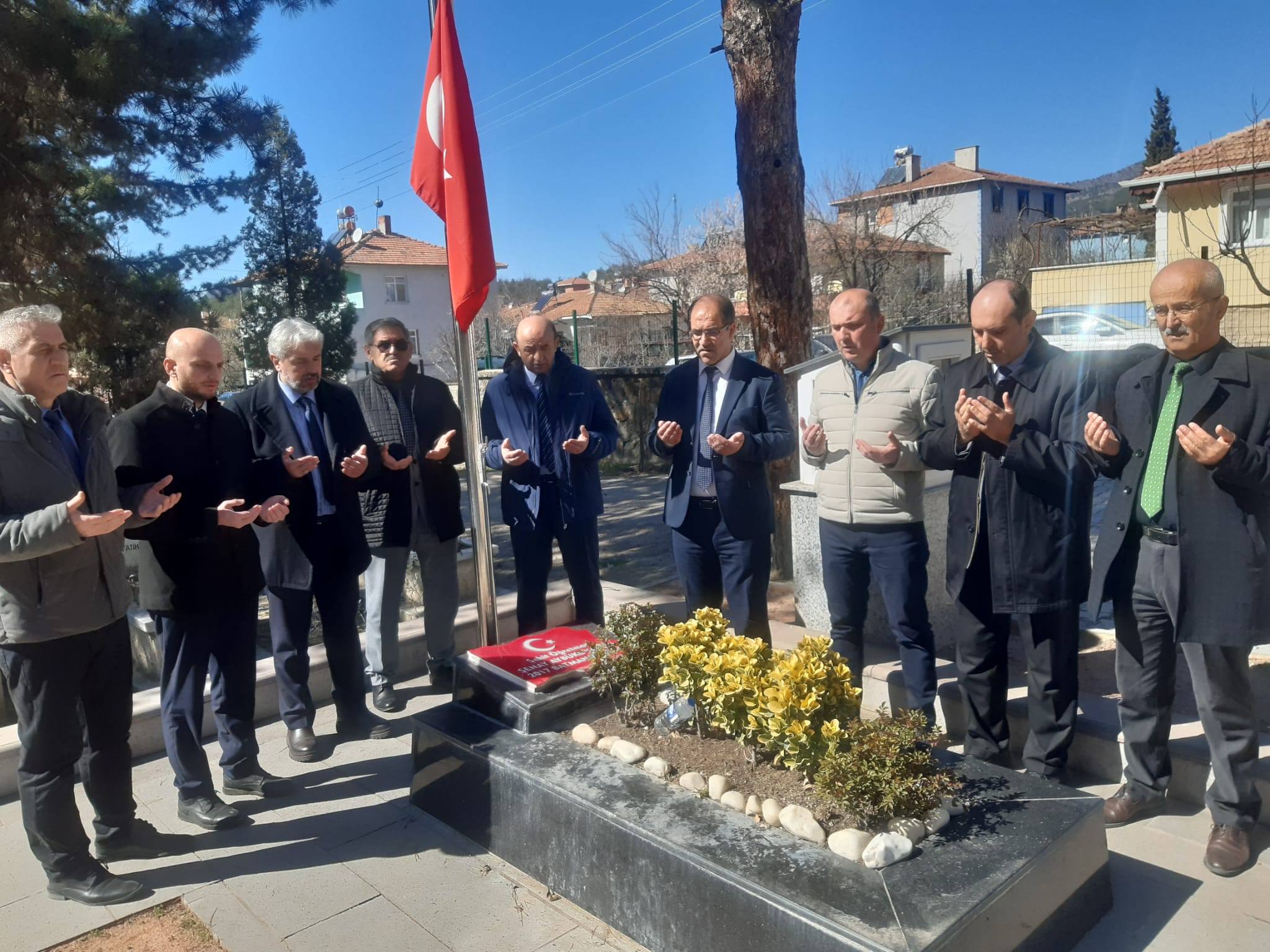 Osmancık ilçesinde bulunan Şehit Öğretmen Şenay Aybüke YALÇIN’ın kabri ile şehitlikte medfun bulunan aziz şehitlerimiz ziyaret edildi.