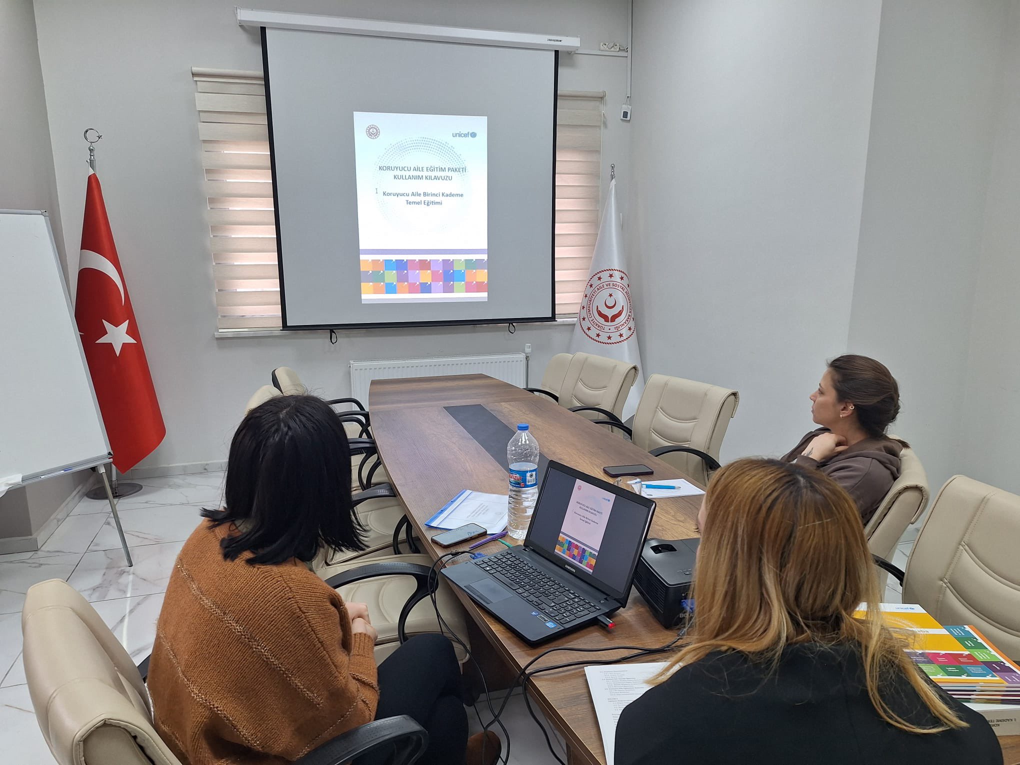 Müdürlüğümüz koruyucu aile birimi personeline yönelik “Koruyucu Aile Birinci Kademe Eğitimi” başarıyla gerçekleştirildi.