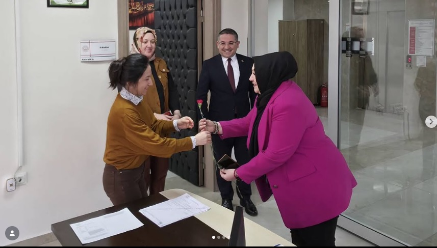 Yaşlı Bakım Hizmetleri Daire Başkanımız Gamze ALTUN Mesai arkadaşlarımızın 8 Mart Dünya Kadınlar Günü kutladı.