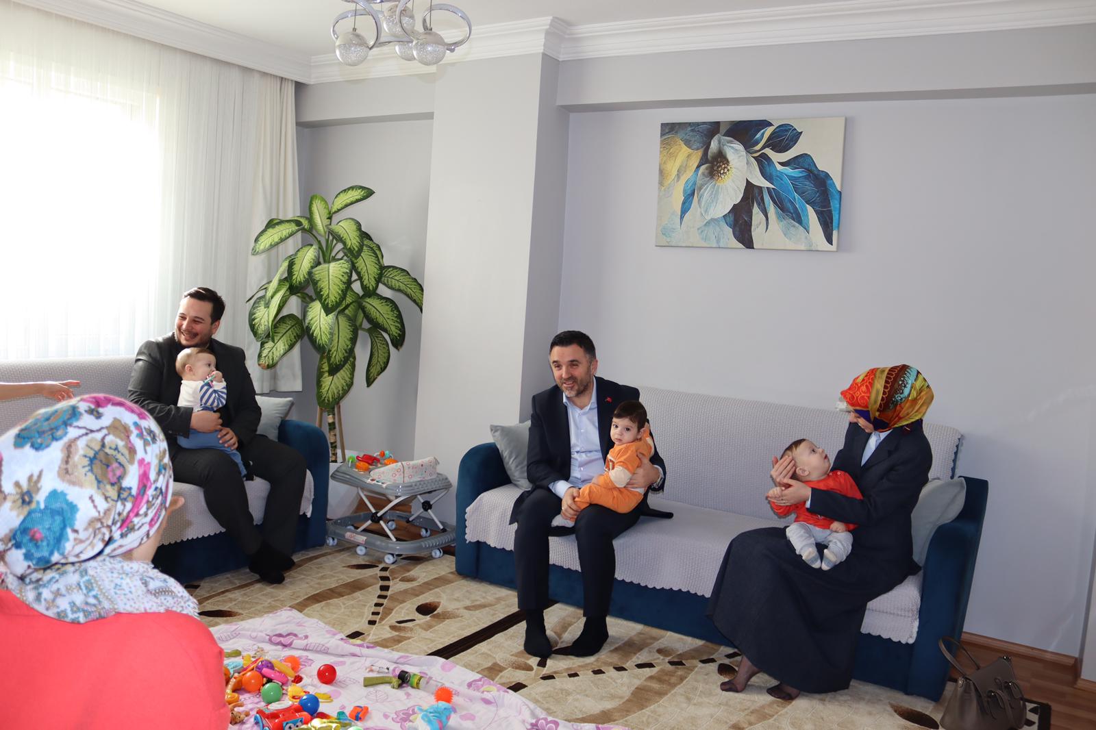 İl Müdürümüz Sayın Ömer Turan, Doğum Yardımından Yararlanan Büyükarslan Ailesini Ziyaret Etti