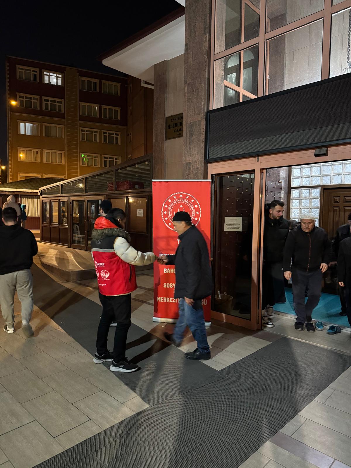 Sosyal Hizmet Merkezlerimiz Tarafından Teravih Namazı Sonrası Mobil Sosyal Hizmet Noktalarında Farkındalık ve Bilgilendirme Faaliyetleri Yürütüldü