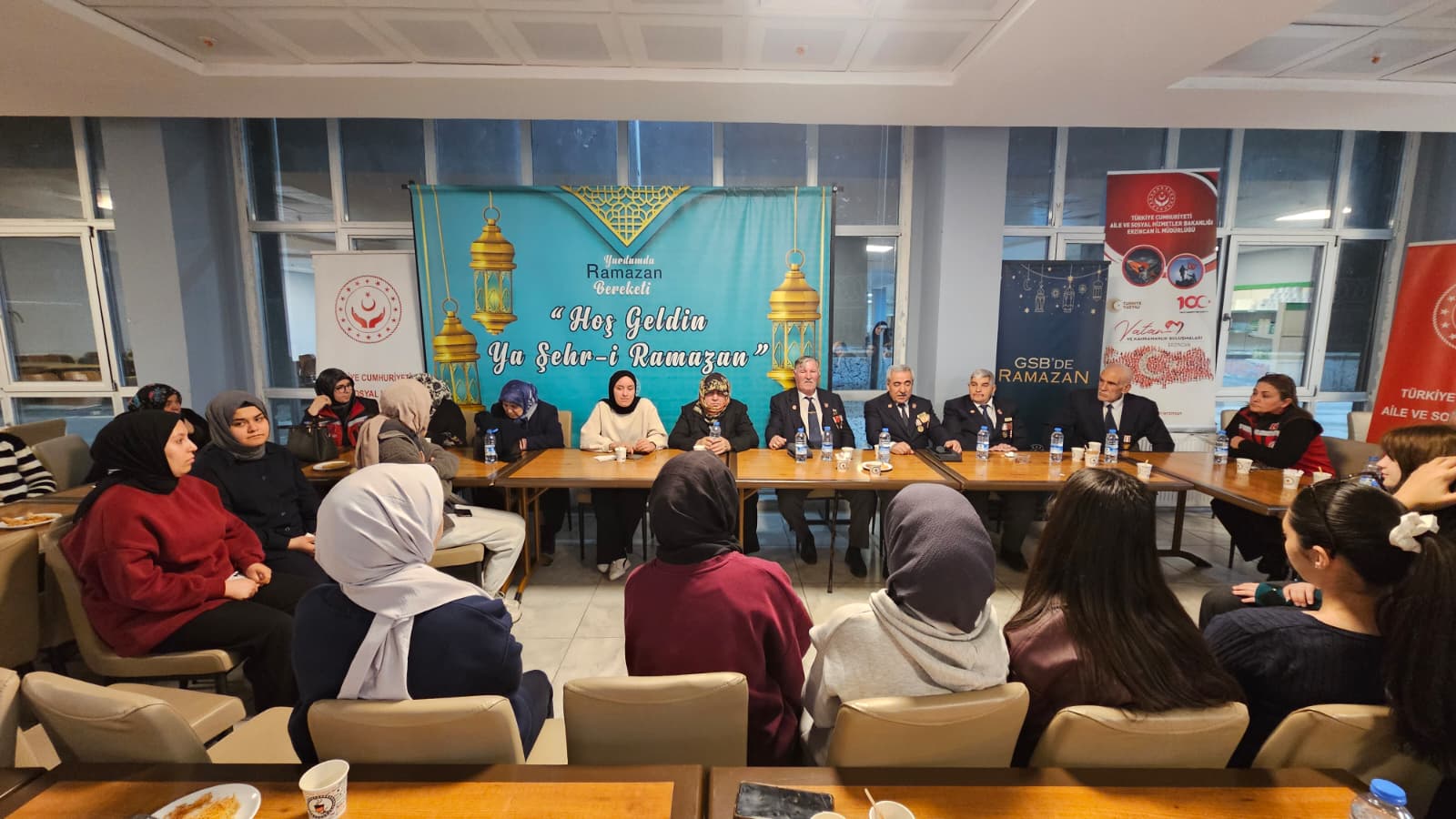 Vatan Ve Kahramanlık Buluşmaları Kapsamında Kıymetli Gazilerimiz ve Aziz Şehitlerimizin Emanetleri Olan Şehit Yakınlarımız, Mengücek Gazi Kız Yurdu Öğrencileriyle Düzenlenen İftar Programında bir Araya Geldi.