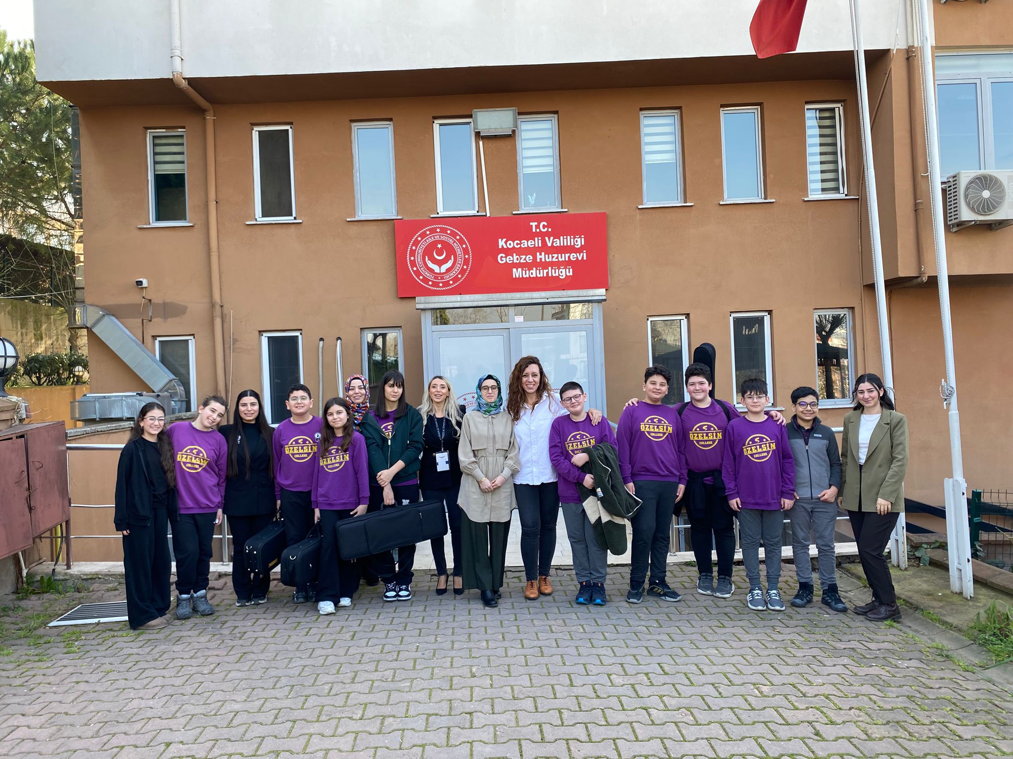 Gebze Huzurevi'nde Özelsin Koleji'nden Anlamlı Ziyaret ve Müzik Dinletisi