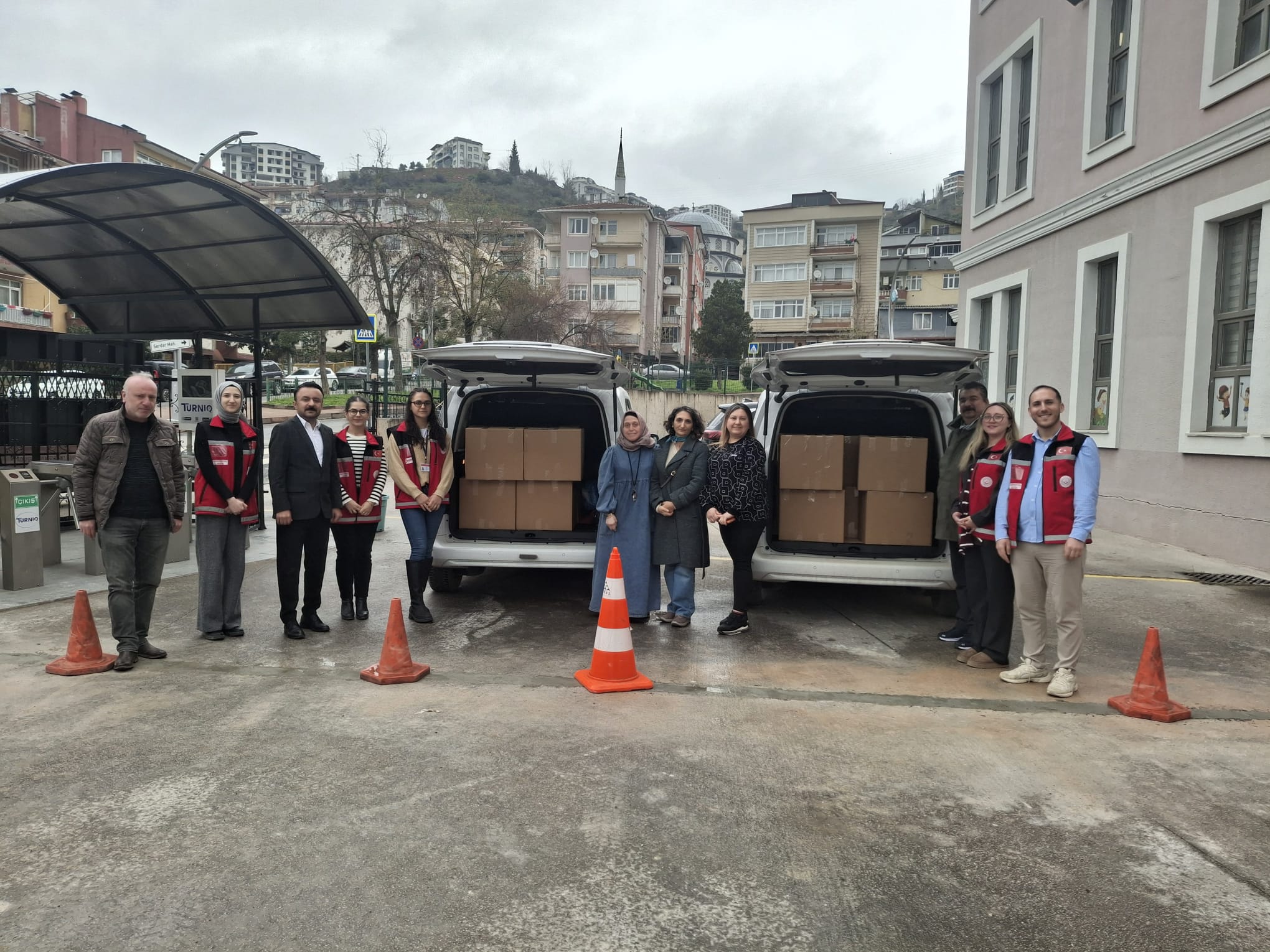Körfez Sosyal Hizmet Merkezi, Nuh Çimento Anaokulu Öğrencilerinin Ramazan Yardım Kolilerini İhtiyaç Sahiplerine Ulaştırdı