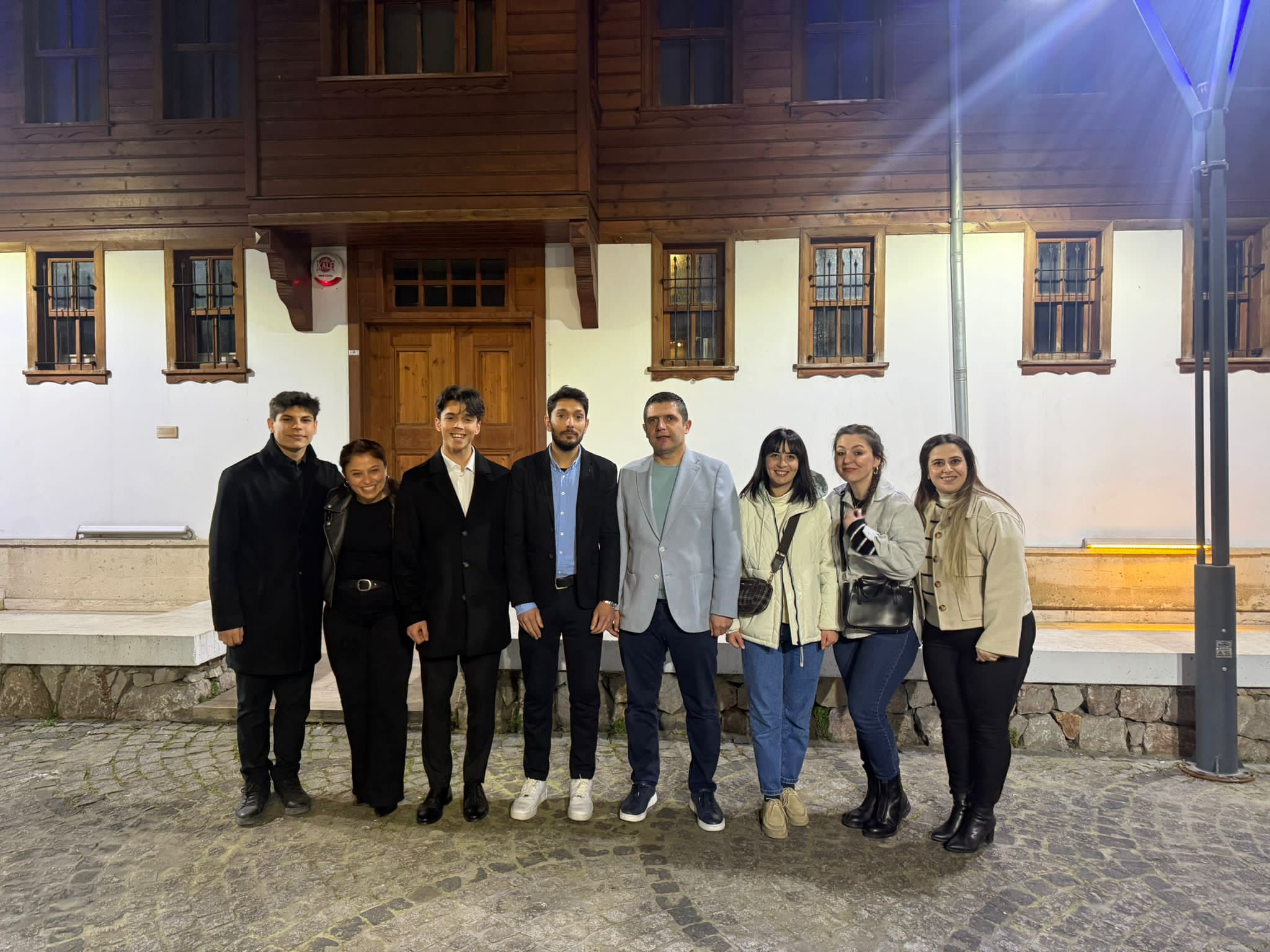 Gazi Vakfı Gazanfer Bilge Çocuk Evleri Sitesinde Gençler ve Çocuklar İftarda Bir Araya Geldi