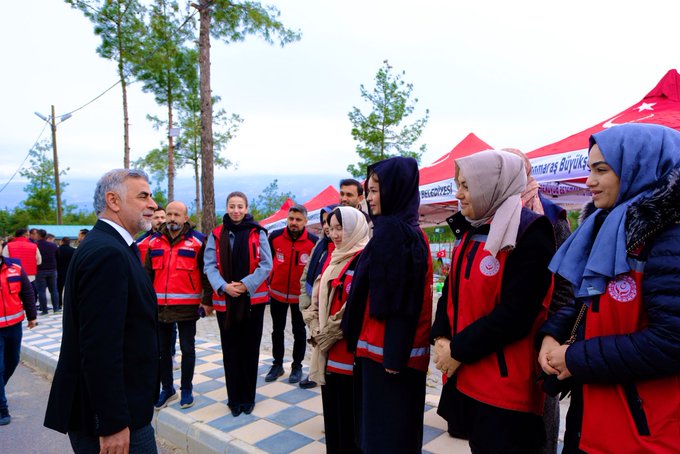 İl Müdürümüz Emre Çalğan Mezarlık Ziyaretlerinde Görev Alan Personelimizle Bayramlaştı