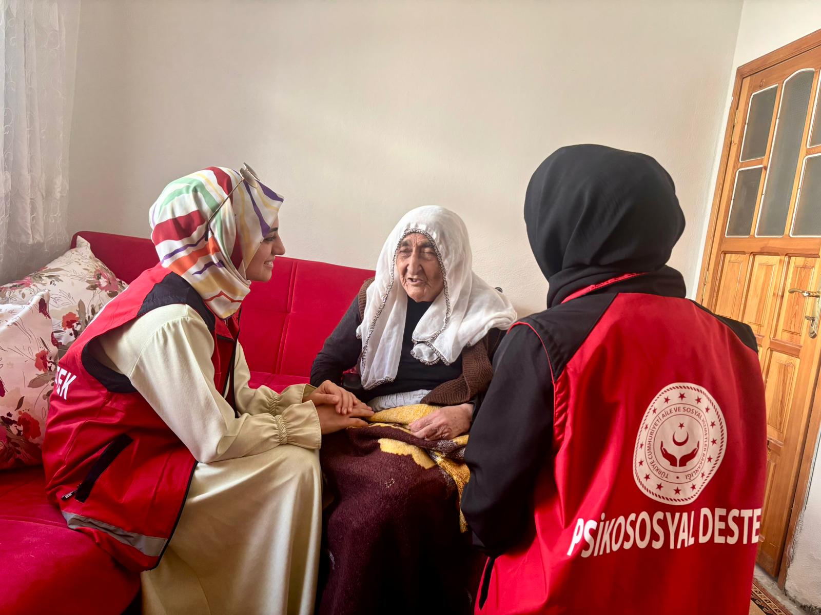 “Tek Başına Değil, Çok Başına Bayram” Projesiyle Tek Başına Yaşayan Yaşlılara Bayram Ziyareti