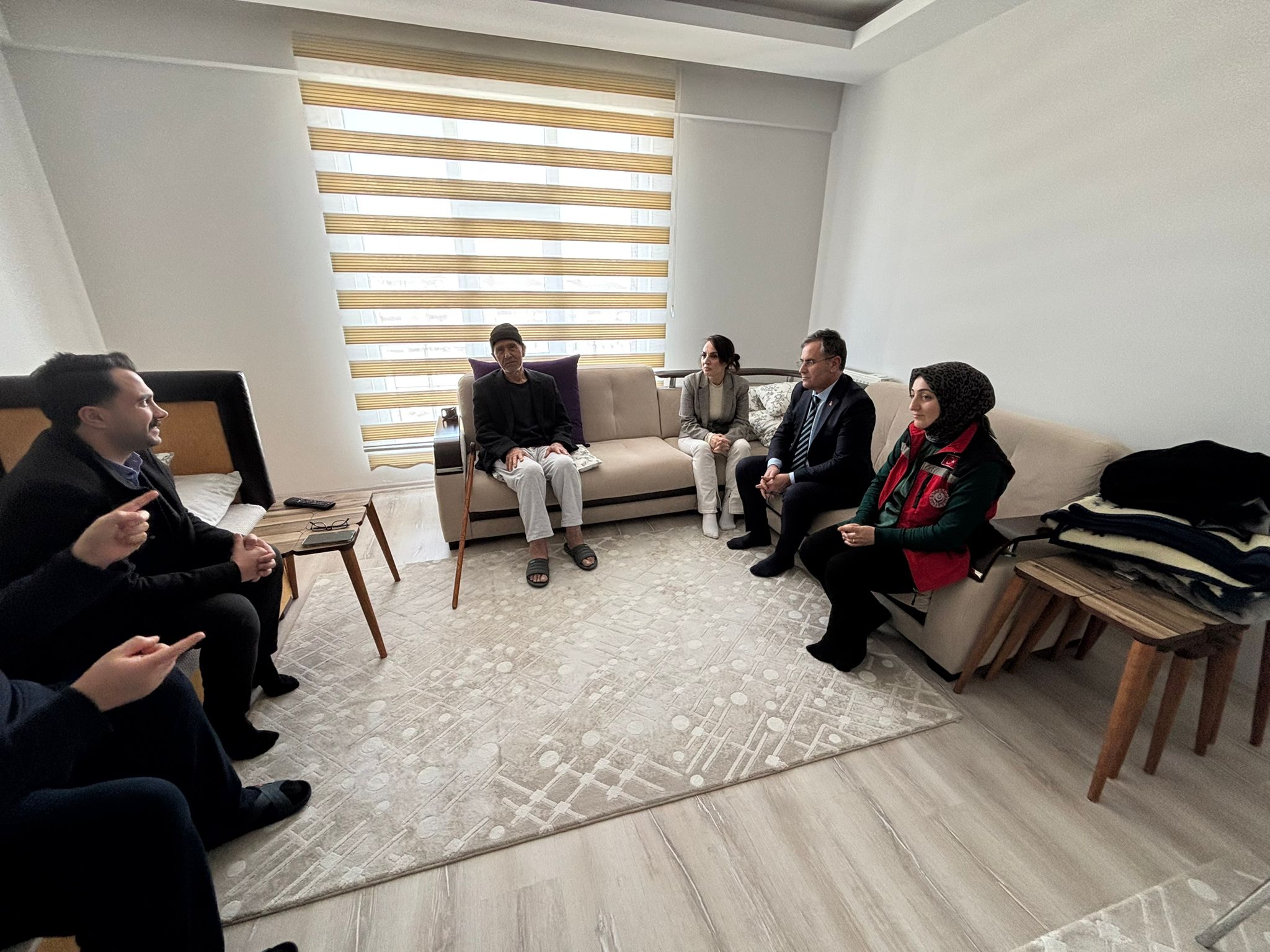 Toplumumuzun hafızası, değerlerimizin en kıymetli taşıyıcısı olan büyüklerimiz; sadece geçmişimizin değil, geleceğimizin de en güçlü rehberleridir