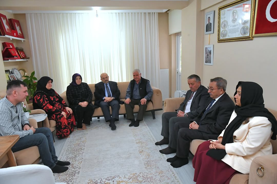 Valimiz Sayın İsmail USTAOĞLU, Şehidimiz Hasan TALAY’ın Ailesine Bayram Ziyaret Ederek Bayramlaştı