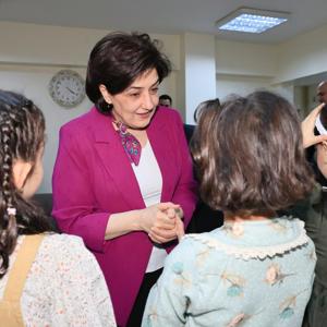 VALİMİZ VE EŞİNDEN ÇOCUK EVLERİ SİTESİNE BAYRAM ZİYARETİ - fotoğraf 2