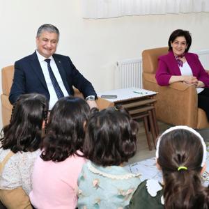 VALİMİZ VE EŞİNDEN ÇOCUK EVLERİ SİTESİNE BAYRAM ZİYARETİ - fotoğraf 1