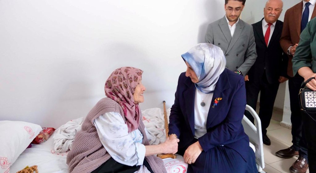 Dr. Selma Ünlüer Hanımefendiden Huzurevi Sakinlerine Anlamlı Ziyaret
