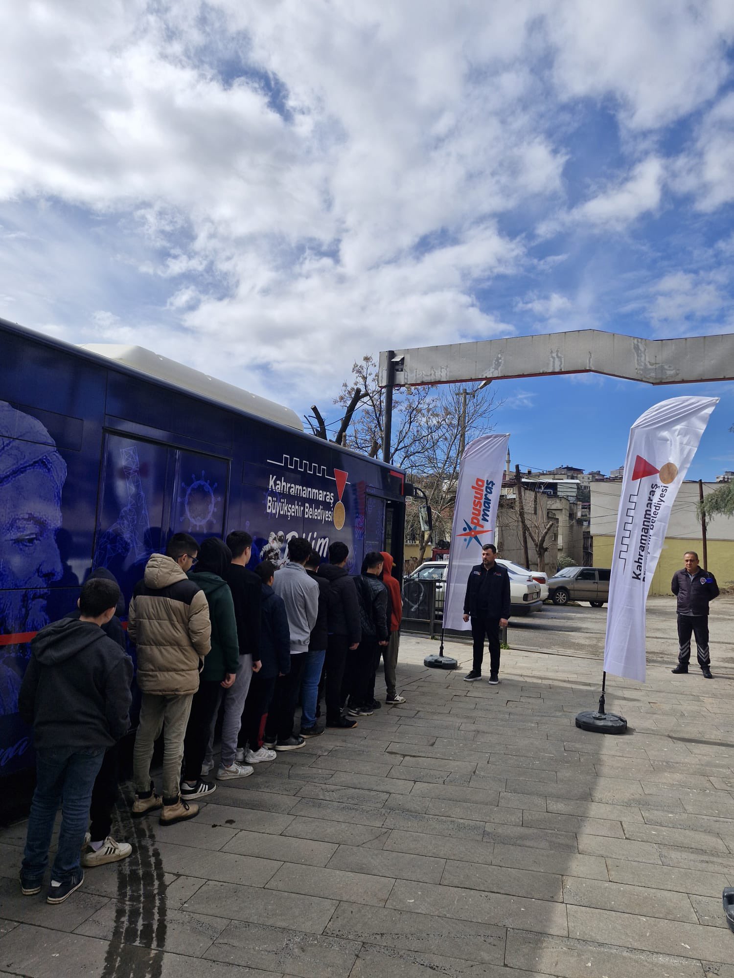 Çocuk Evleri Sitemizde Kalan Gençlerimiz Bilim Otobüsü ile Eğlenceli ve Verimli Bir Gün Geçirdi