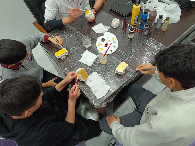 İl Müdürlüğümüze bağlı Bingöl Çocuk Evleri Sitesinde bakım hizmeti alan çocuklar kuruluş bünyesinde açılan resim kursunda alçılarla yaptıkları objeleri boyalarla renklendiriyorlar bu sayede hem eğlenceli zaman geçiyorlar hem de hayal dünyalarını geliştiriyorlar.              