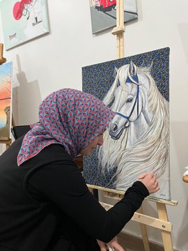 Aile ve Sosyal Hizmetler Bakanlığı Şehit Yakınları ve Gaziler Genel Müdürlüğü tarafından yürütülen “Sanatı Teşvik, Sanatla Yaşam” Projesi kapsamında şehit yakınlarımıza yönelik boyama atölyemiz sürüyor.