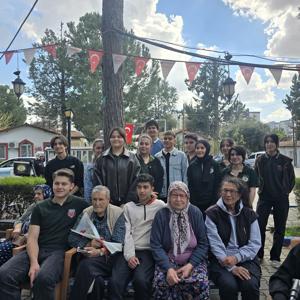 NESİLLER BULUŞTU: GENÇLERDEN HUZUREVİ SAKİNLERİMİZE ANLAMLI ZİYARET - fotoğraf 1