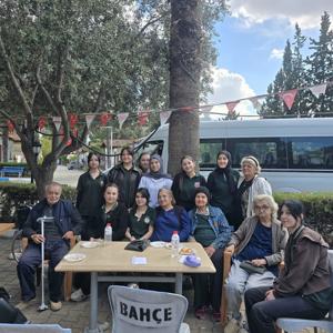 NESİLLER BULUŞTU: GENÇLERDEN HUZUREVİ SAKİNLERİMİZE ANLAMLI ZİYARET - fotoğraf 2