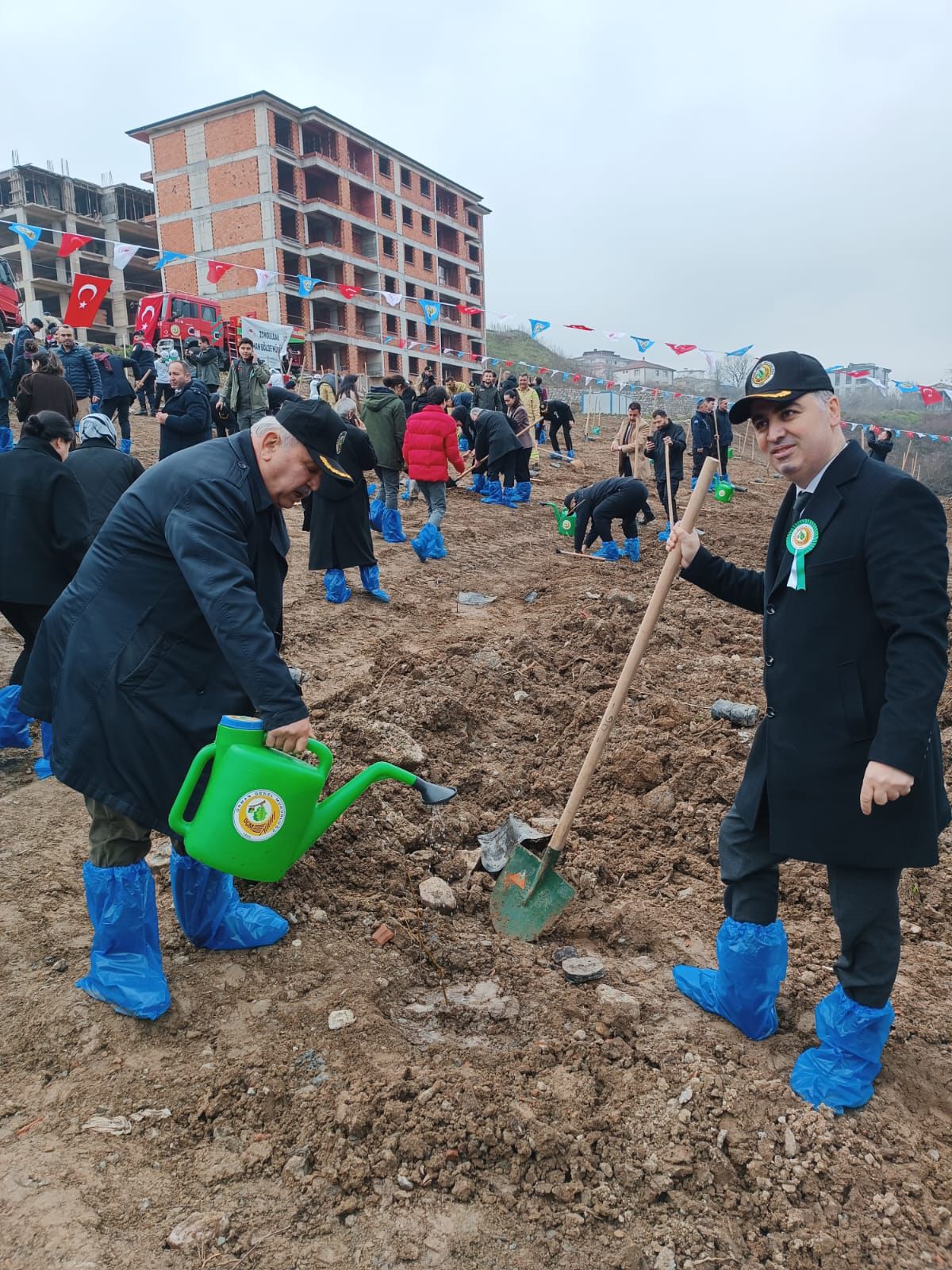 Dünya Ormancılık Günü ve Orman Haftası kapsamında taze fidanlar toprakla buluştu.