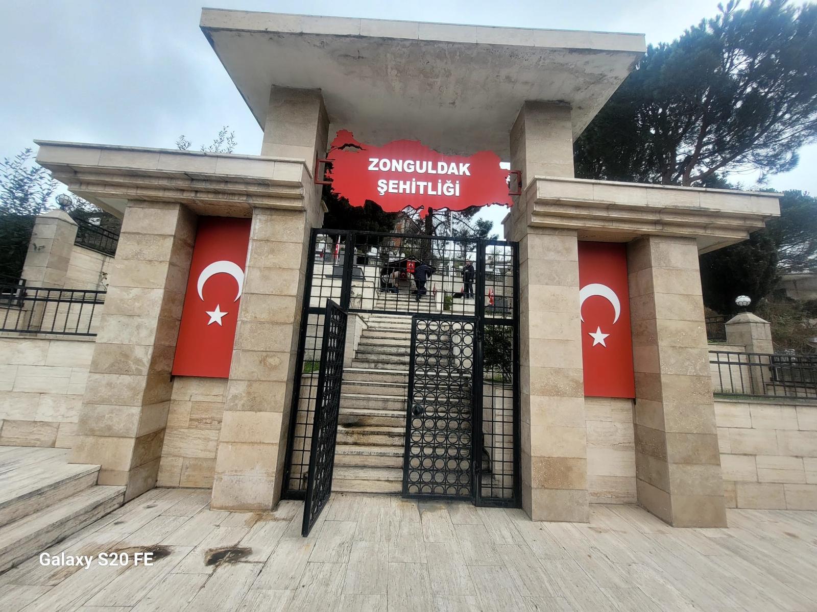 Kimsesizler Mezarlığı ve Şehitler Mezarlığı ziyaret edilmiştir. 