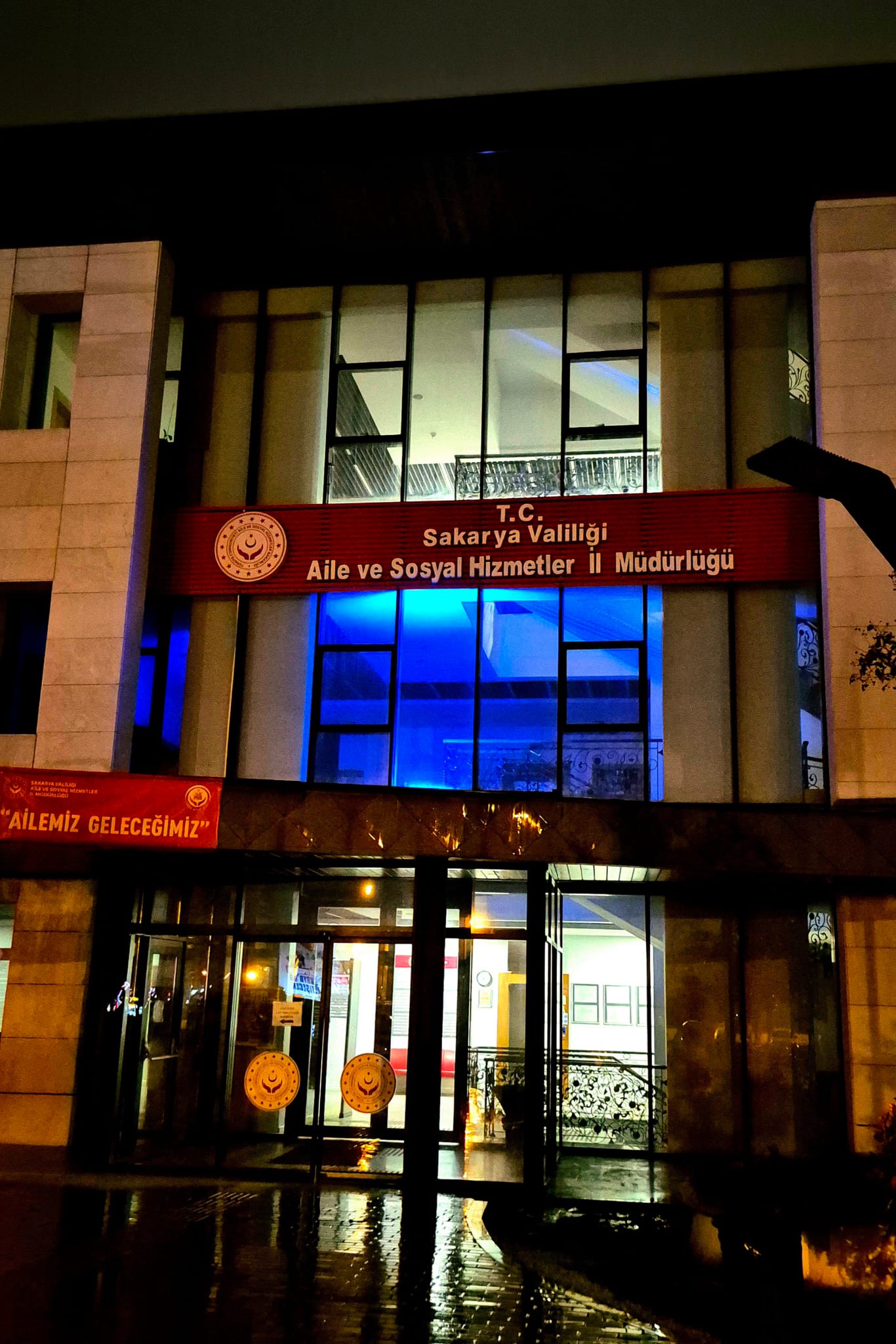 İl Müdürlüğümüz Binası Otizme Dikkat Çekmek ve Toplumsal Farkındalığı Artırmak Amacıyla Mavi Işıkla Aydınlatıldı.