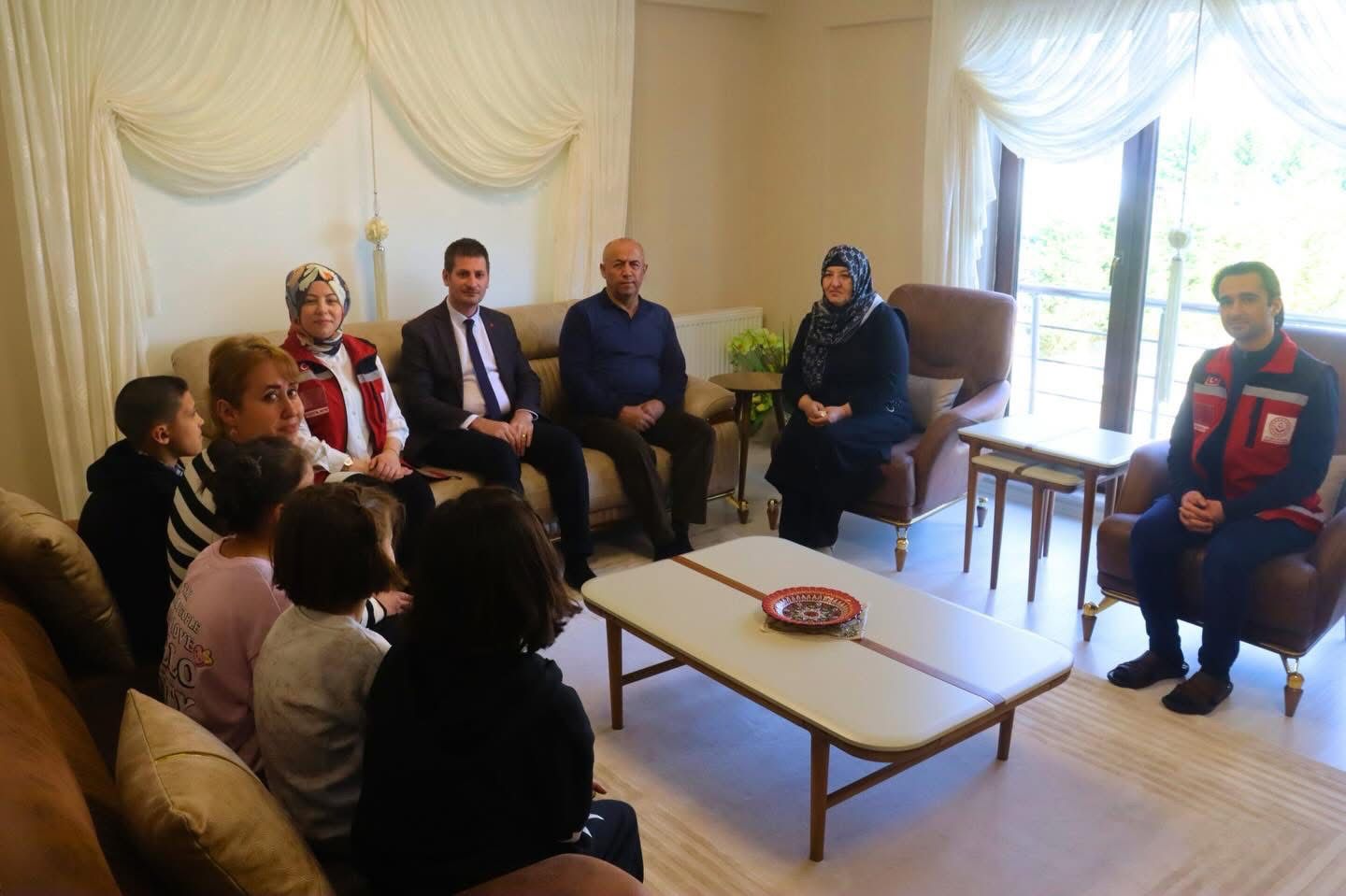 VEFA VE MİNNETİN EN SAF HALİ GÜLEÇ ÇOCUK EVLERİNDEN ŞEHİT AİLEMİZE YÜREKTEN ZİYARET