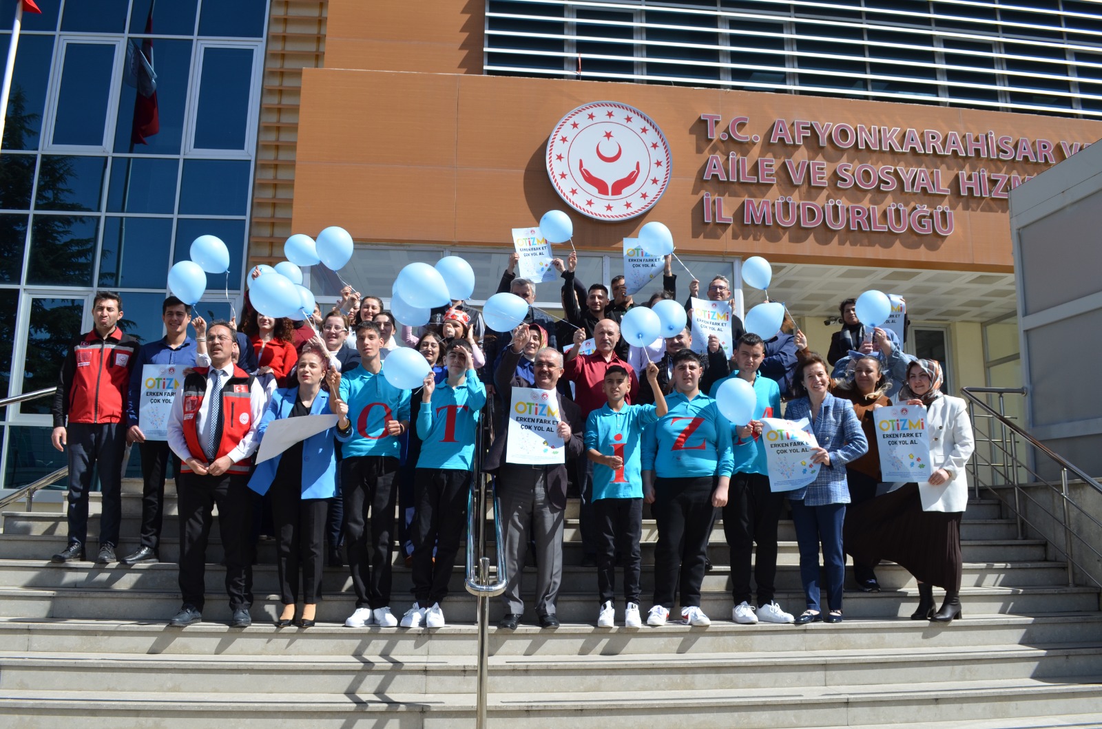 Mavi Balonlar Gökyüzüyle Buluştu