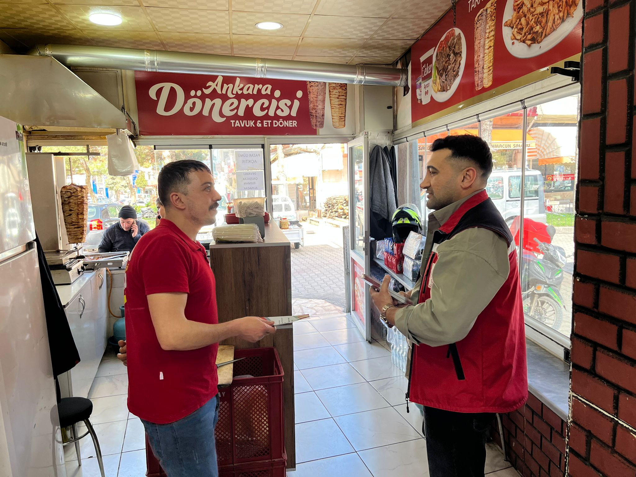 Şuhut Sosyal Hizmet Merkezi 2 Nisan Dünya Otizm Farkındalık Gününde Vatandaşlara  Broşür Dağıtımı Gerçekleştirdi