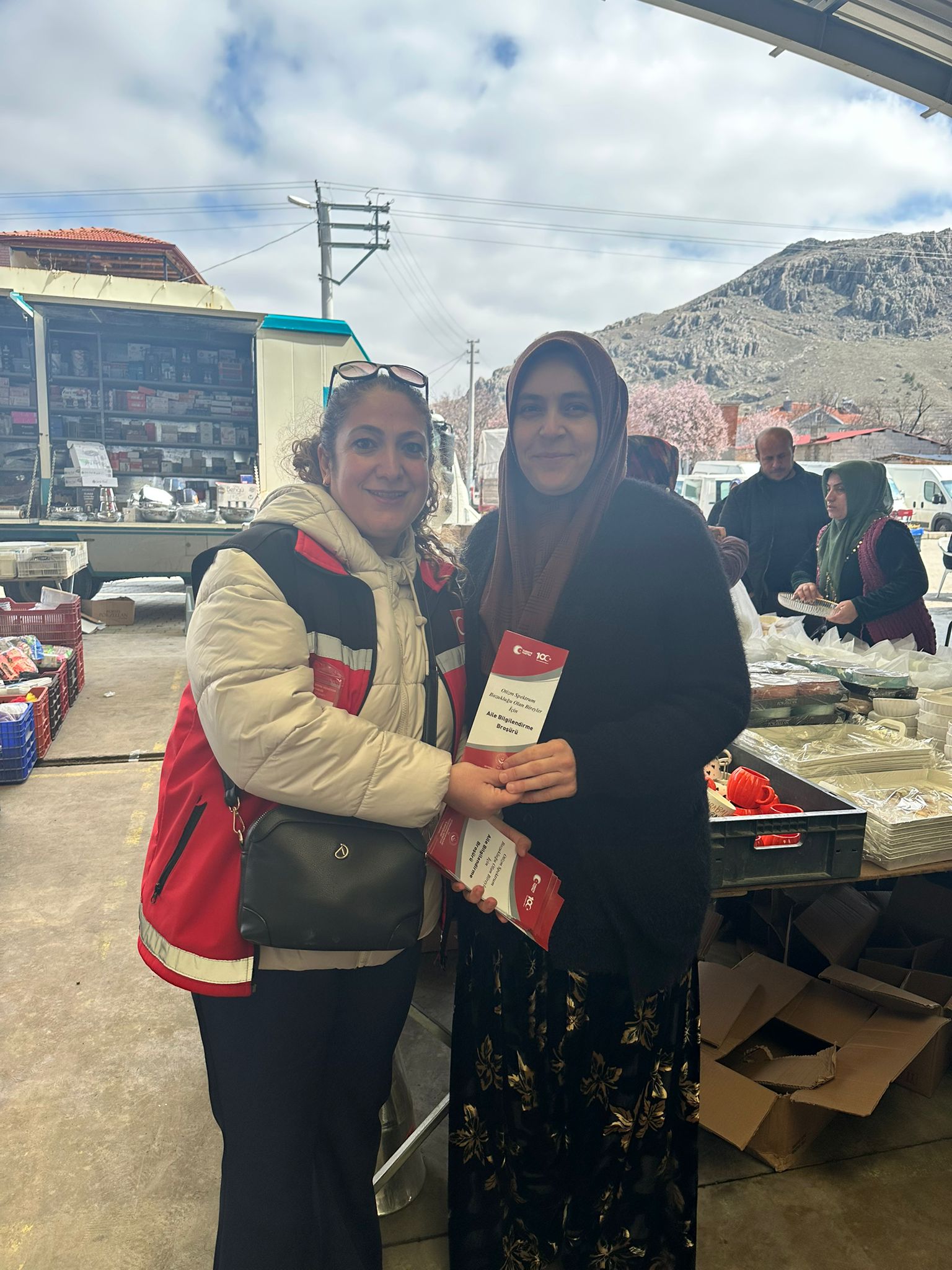 Dinar Sosyal Hizmet Merkezi Vatandaşlara  ''Otizm Bozukluğu Olan Bireyler İçin Aile Bilgilendirme Broşürü” Dağıtımı Yaptı