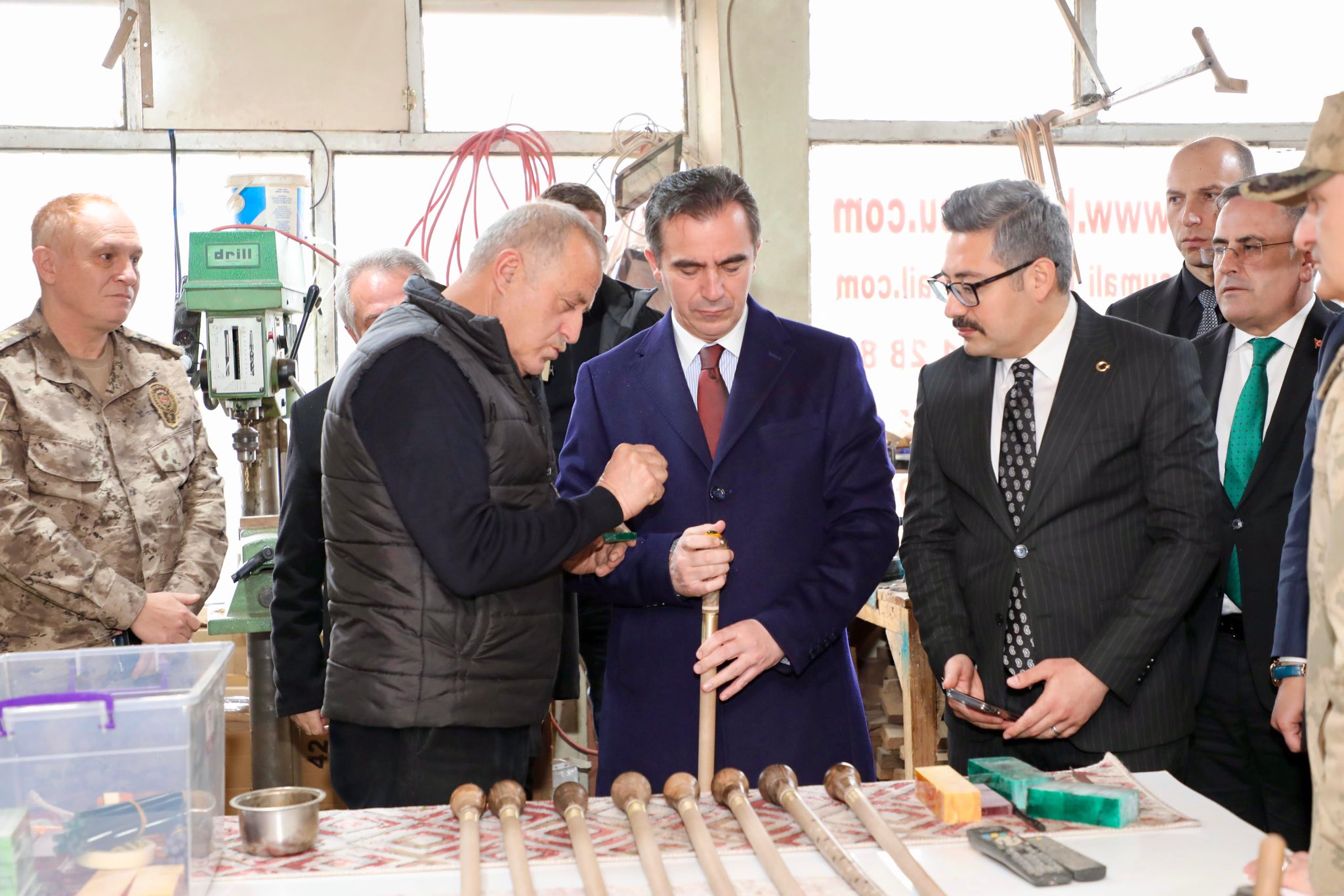 Valimiz Sayın Ahmet Karakaya, “Cumhurbaşkanlığımızca Yaşayan İnsan Hazinesi” ödülüne layık görülen baston ustası Cumali Birol’u atölyesinde ziyaret etti