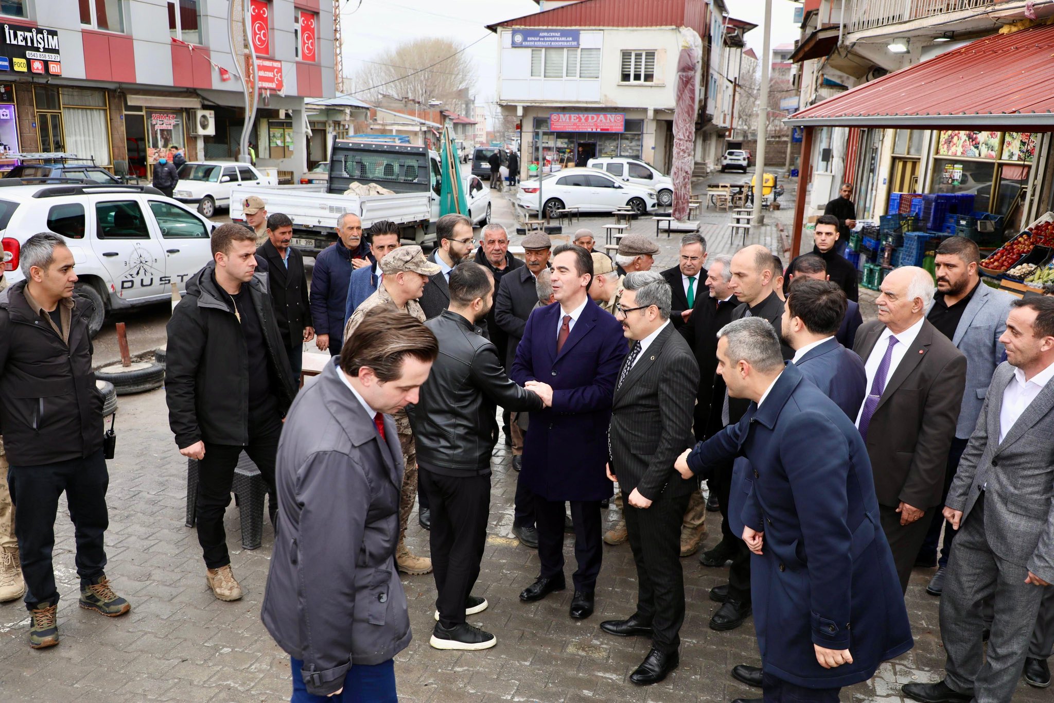 Valimiz Sayın Ahmet Karakaya, Adilcevaz ilçemizde gerçekleştirdiği ziyaretler kapsamında esnaf ve vatandaşlarımızla bir araya geldi