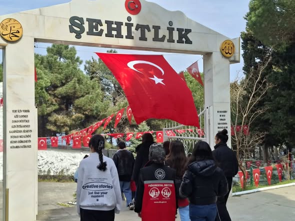 Arefe Gününde Anlamlı Şehitlik Ziyareti