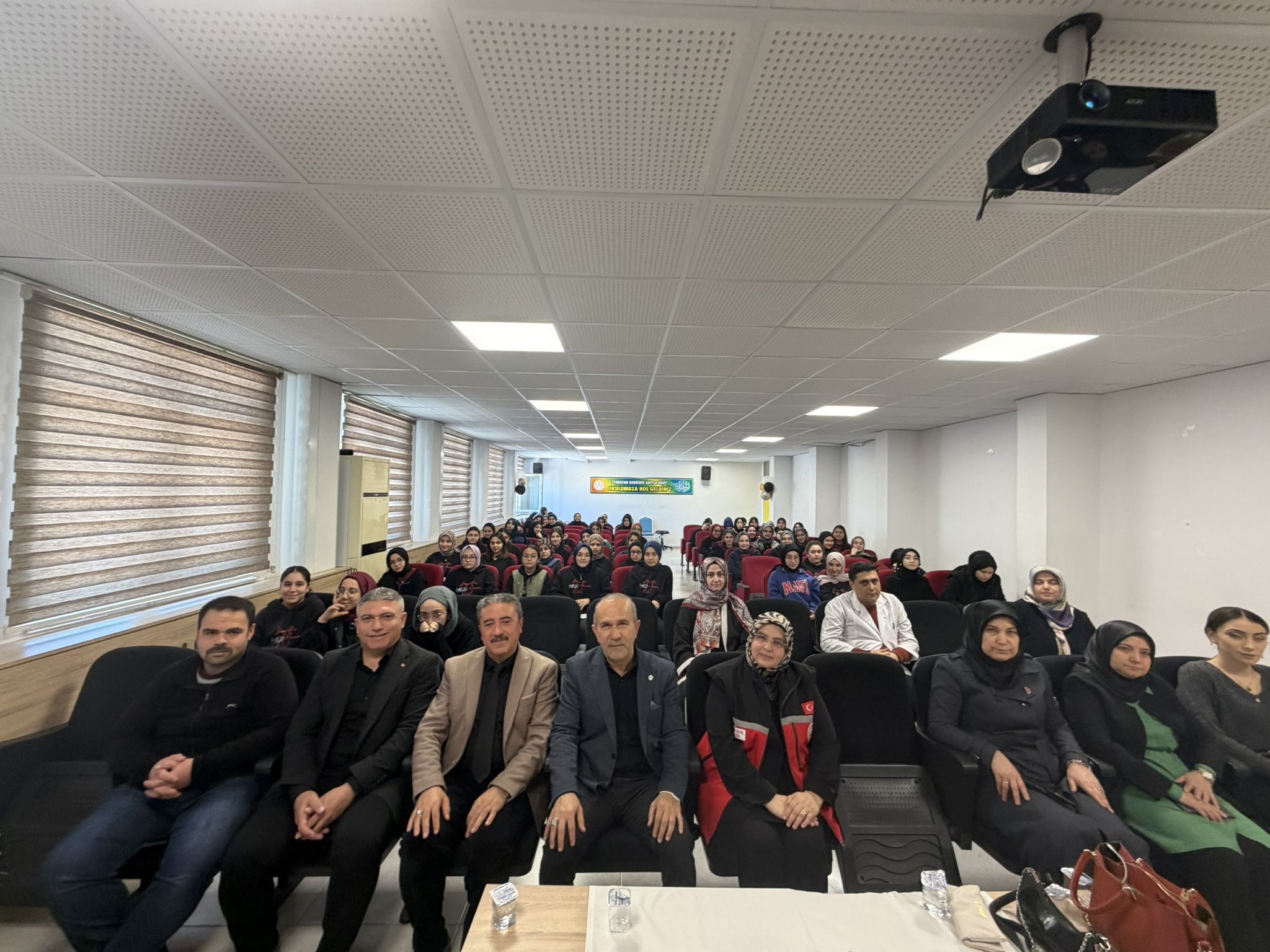 ÖNDER İmam Hatipliler Derneği öncülüğünde Hayrettin Mennan Kız İmam Hatip Lisesinde ”Sanal Dünyada Ne Kadar Özgürüz?” Konulu eğitime ÖNDER Deneği üyeleri ve İl Müdürlüğümüz Eğitim Birimi personeli Ayça Uçar Demir katılmış ve öğrencilerimize Sosyal Medya kullanımı ile ilgili tedbirler ve bilgilendirmede  bulunmuştur.