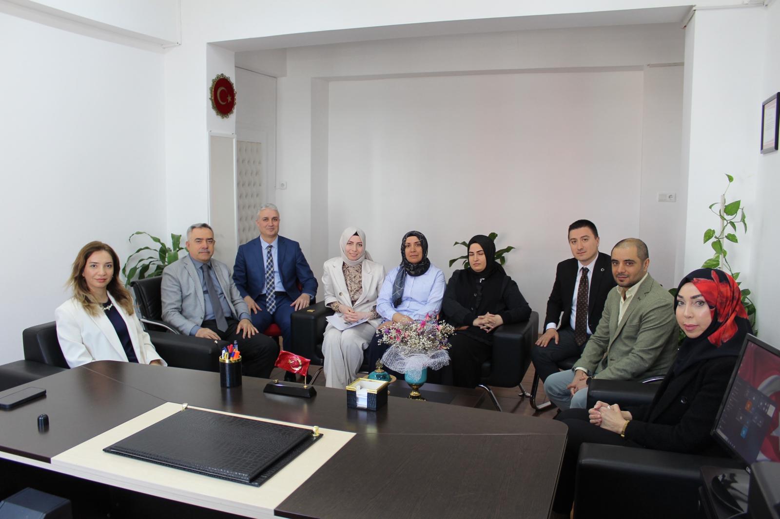 Biz Büyük Bir Aileyiz!