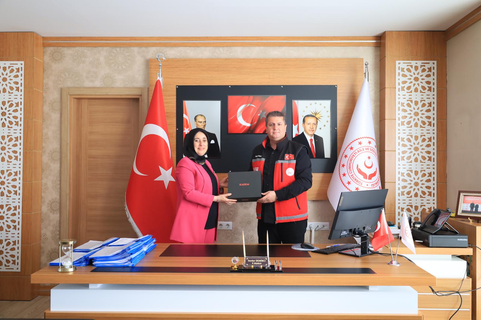  Erzincan KADEM İl Temsilcisi Sayın Yıldız Ertunç, İl Müdürümüz Sayın Serdar Demirci’yi Makamında Ziyaret Etti. Nazik Ziyaretlerinden Dolayı Kendilerine Teşekkür Ediyoruz.