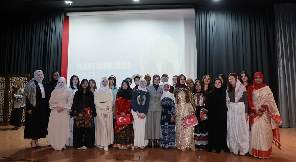 Bakanımız Göktaş, Uluslararası Milli İrade Kız Anadolu İmam Hatip Lisesi'nde öğrencilerle buluştu