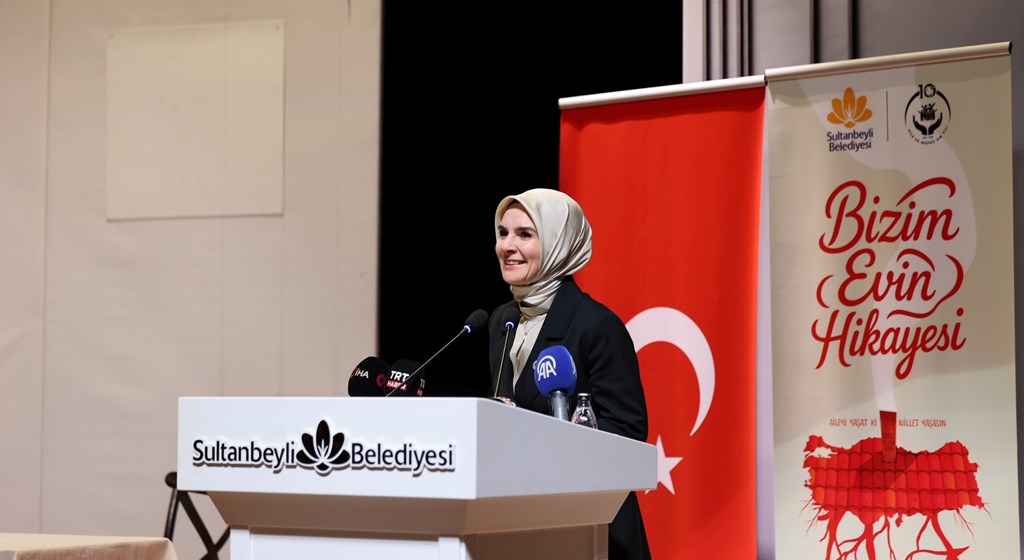 Bakanımız Göktaş, "Bizim Evin Hikayesi" tiyatro oyununun gala gösterimi ile "Ailem" dizisinin ikinci sezon tanıtımına katıldı