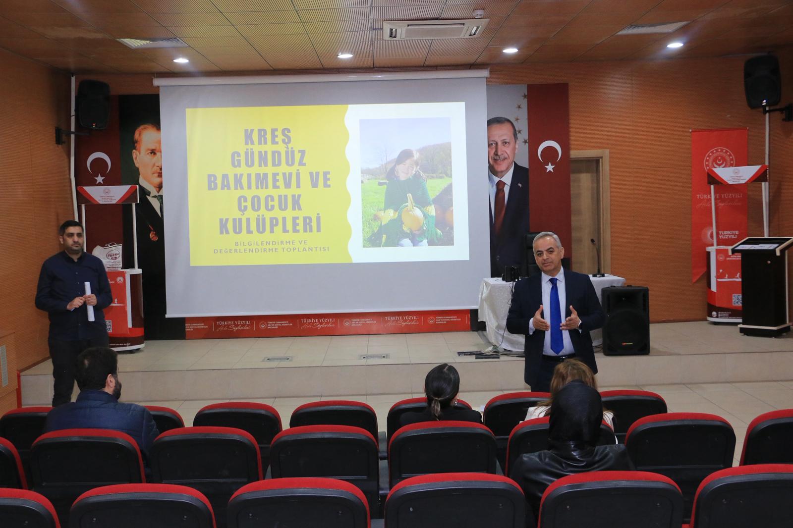 İL MÜDÜRÜMÜZ SAYIN ERGÜN ÇOCUK HİZMETLERİ VE MÜDÜRLÜĞÜMÜZE BAĞLI KREŞ, GÜNDÜZ BAKIMEVİ VE ÇOCUK KLUPLERİ SORUMLU VE  KURUCU MÜDÜRLERİ İLE TOPLANTI GERÇEKLEŞTİRDİ