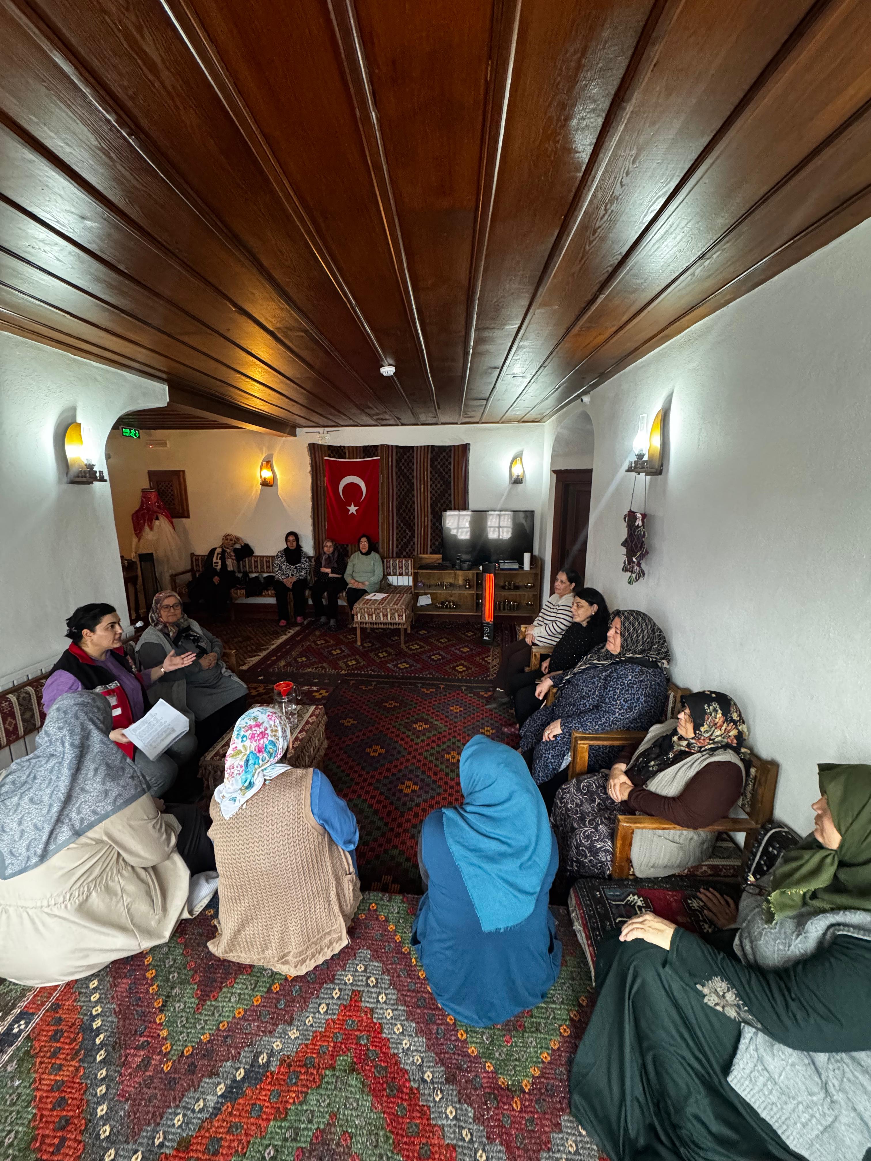 Sandıklı ve Hocalar Kadın Kültür Evinde ''Sosyalleşme'' Konulu Seminer Verildi